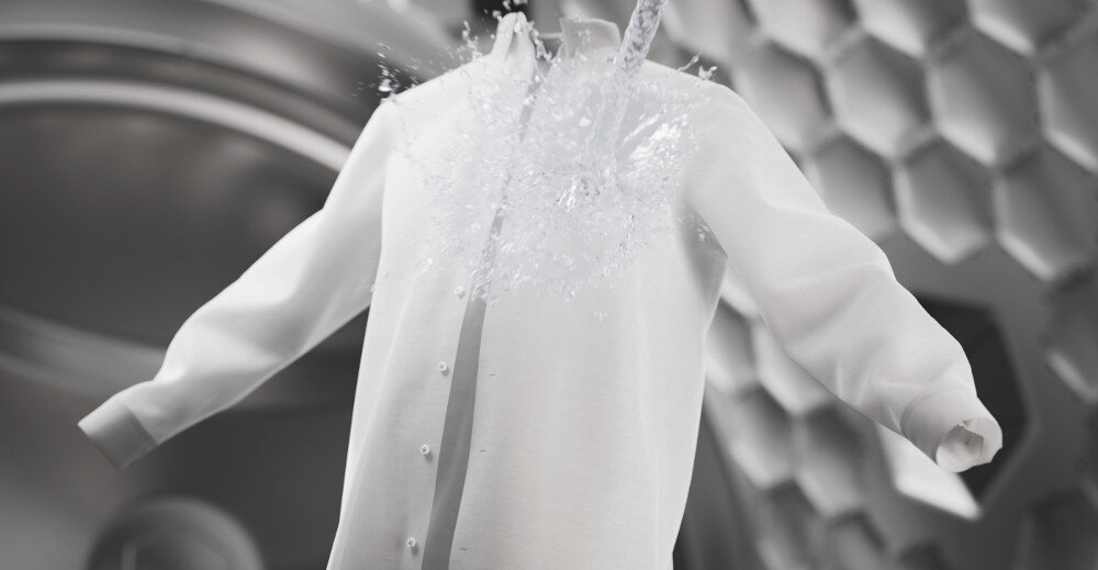 PRALKA MIELE WQ 1000 WPS zdjęcie lifestyle biała koszula natrysk wody PowerWash maksymalna Czystość Spin&Spray równomierne rozprowadzanie wody i detergentu wydajnie szybko