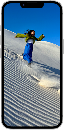 Ludzie idący po wydmie pokazani na wyświetlaczu iPhone'a 16e Super Retina XDR