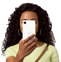 Osoba trzymająca iPhone’a 16e przed twarzą