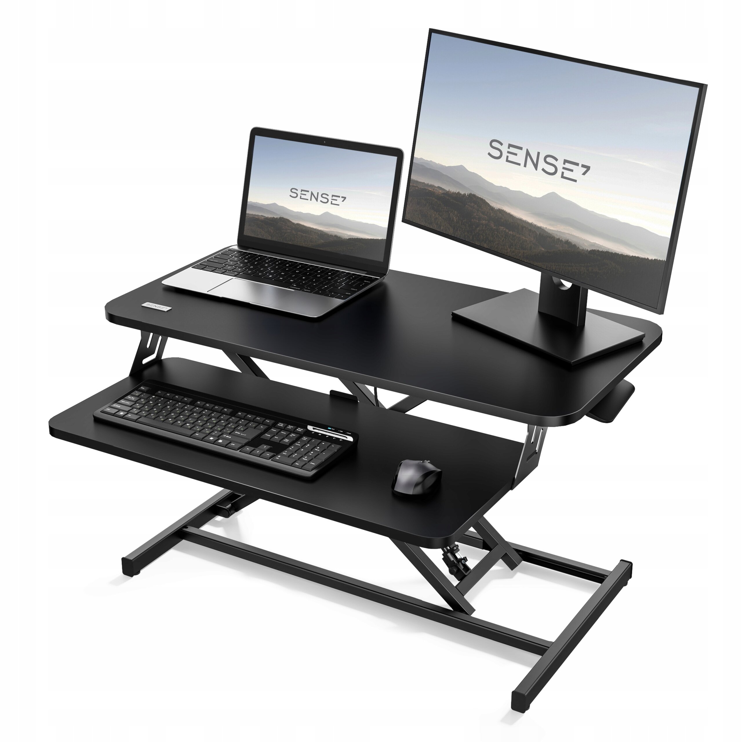 Czarny biurko konwerter biurowy z dwoma poziomami, na górnym poziomie znajduje się laptop i monitor z logo \'SENSE7\', a na dolnym klawiatura i myszka.