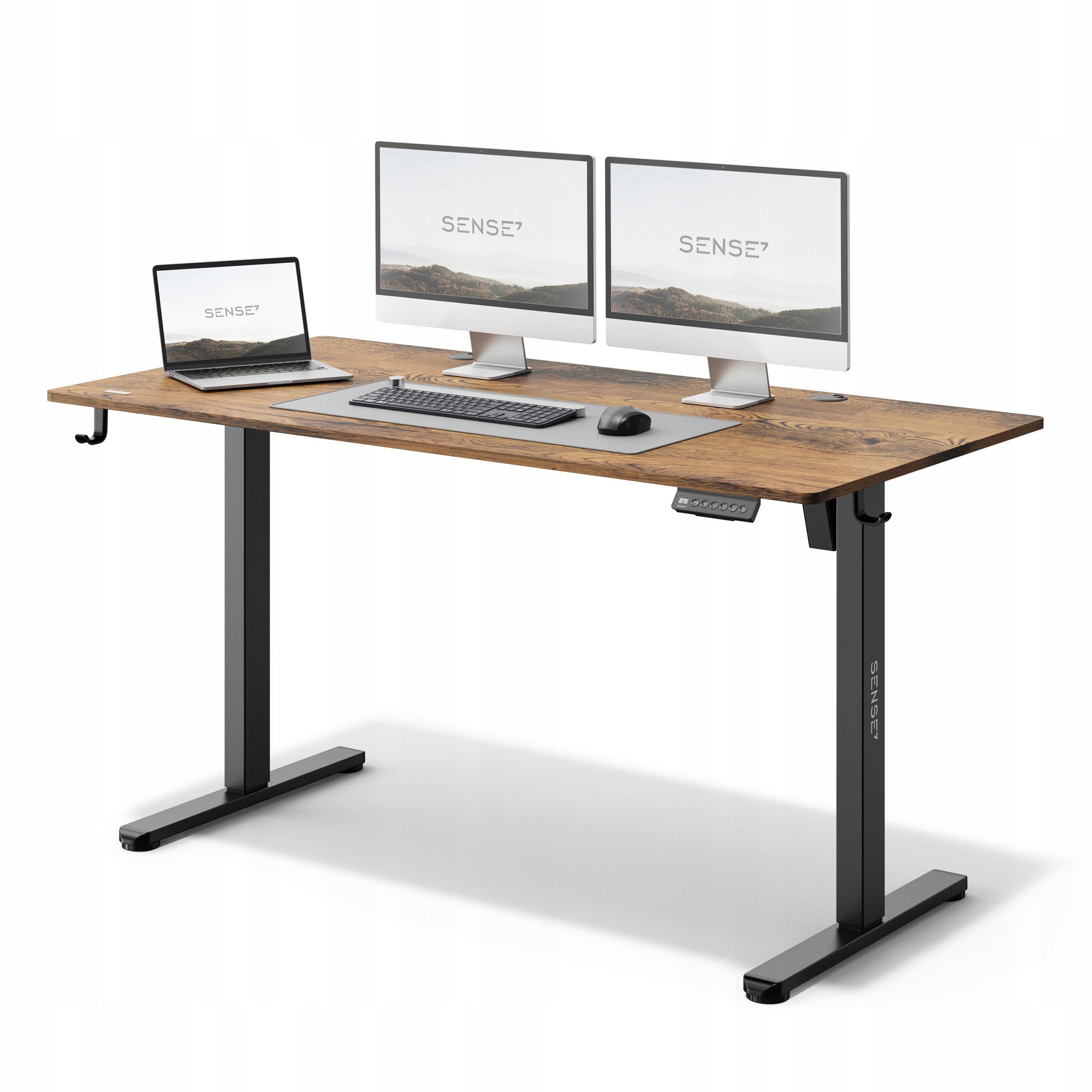 Biurko z ciemnobrązowym blatem i czarnymi nogami, na którym znajdują się dwa monitory, laptop, klawiatura i myszka. Na ekranach widoczny jest napis \'SENSE7\'.