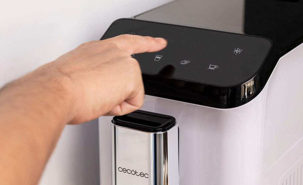 Ekspres CECOTEC Cremmaet Macchia Biały technologia Plug&Play przygotowanie kawy za jednym dotknięciem espresso americano jedno naciśnięcie idealnie zaparzona kawa intuicyjne komfortowe korzystanie z ekspresu ulubione napoje 