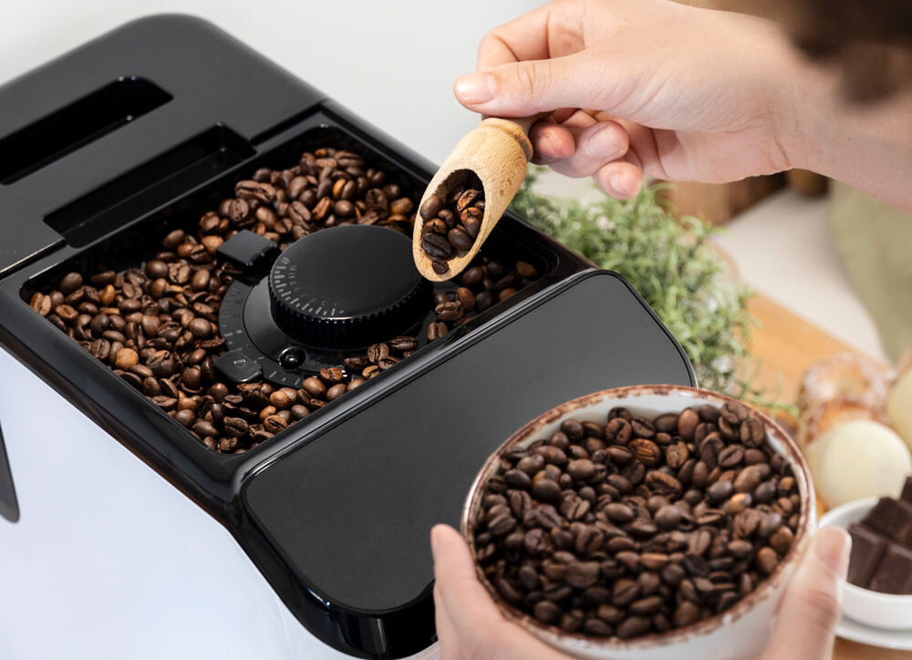 Ekspres CECOTEC Cremmaet Macchia Biały zbiornik na kawę 200 gramów  hermetyczna zamknięcie zintegrowany młynek stożkowy pięć poziomów mielenia dostosowanie grubości kawy hermetyczne zamknięcie pojemnika świeżość ziaren wyrazisty smak 