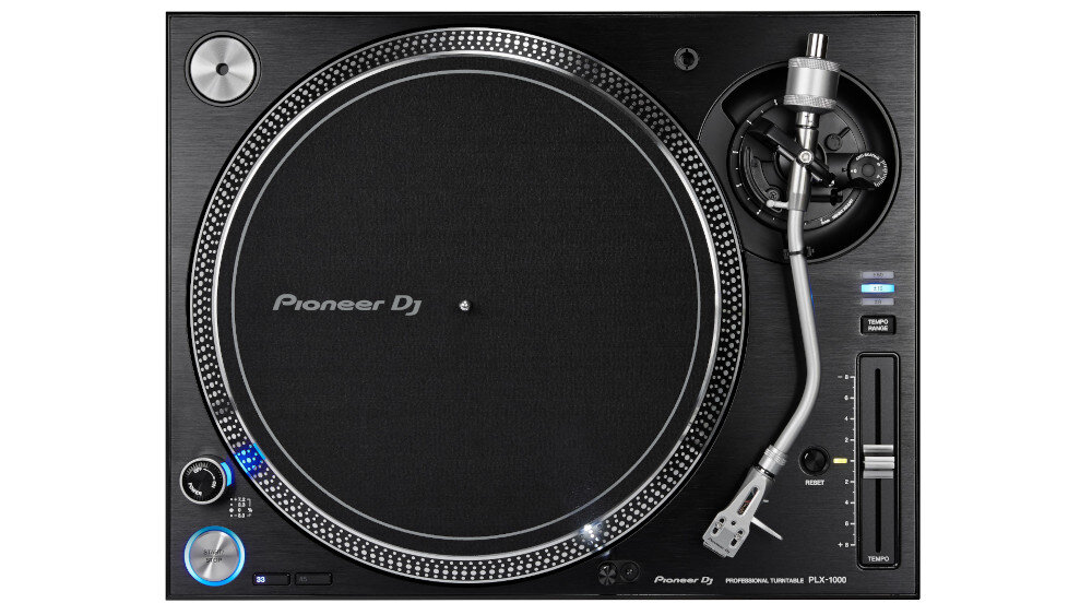 Czarny gramofon z napisem \'Pioneer DJ\' na talerzu, z ramieniem i pokrętłami sterującymi. Widoczne są także przyciski i suwaki do regulacji prędkości oraz inne elementy sterujące.