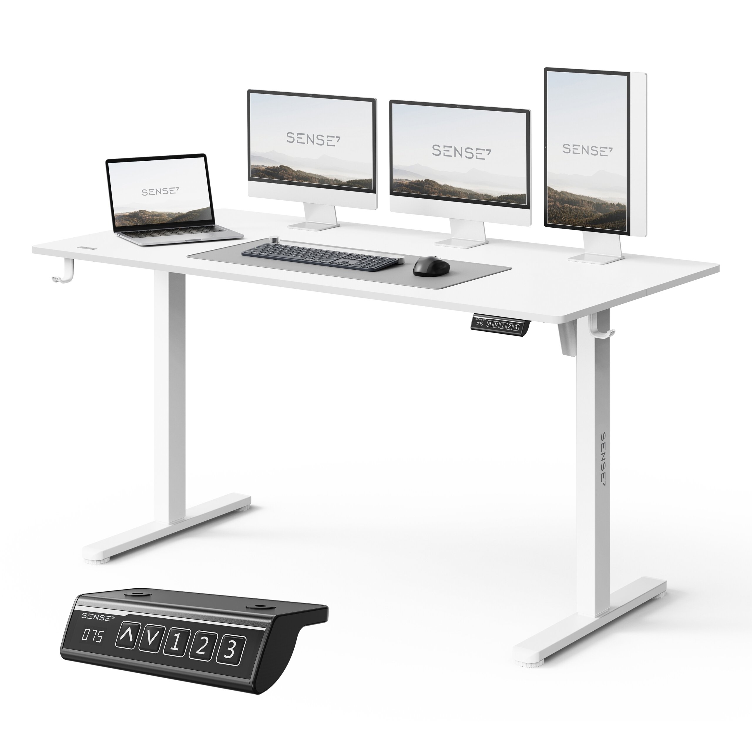 Białe biurko z regulacją wysokości wyposażone w laptop, trzy monitory i klawiaturę z myszką. Na biurku widoczne logo \'SENSE7\', a na panelu sterującym przyciski z numerami i strzałkami.