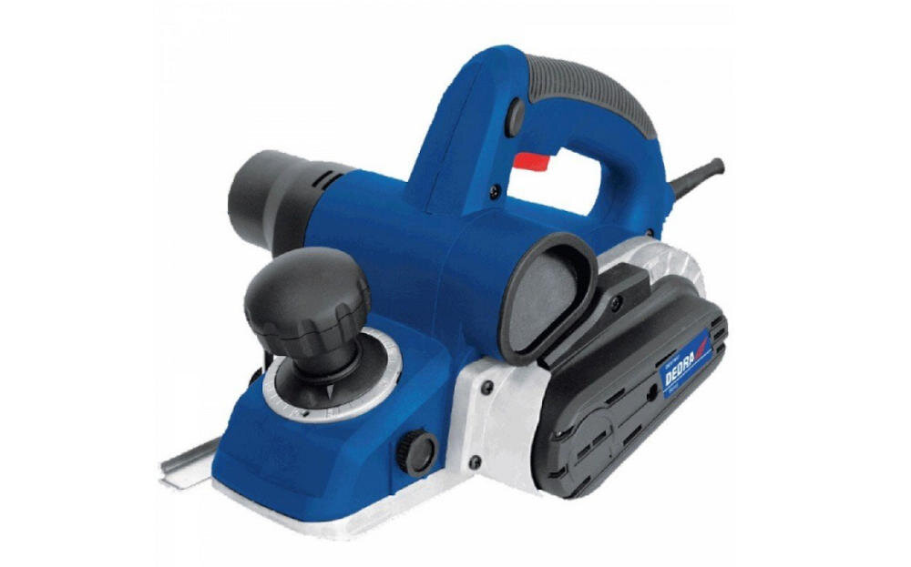 DEDRA-DED7967 strug elektryczny moc gumowany uchwyt stabilny chwyt system odprowadzania urobek wszechstronność regulacja głębokości struganie aluminiowa podstawa otwory wentylacyjne chłodzenie pasek napędowy fazowanie