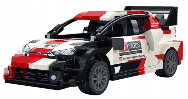 Model samochodu wyścigowego z klocków, przedstawiający Toyotę GR Yaris Rally1, w kolorach czerwonym, białym i czarnym, z widocznymi naklejkami i detalami wyścigowymi.