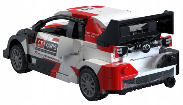 Model samochodu wyścigowego z klocków w kolorach białym, czerwonym i czarnym z widocznym logo Toyota. Na boku widnieje napis \'CT YARIS\' oraz \'Toyota Gazoo Racing\'.