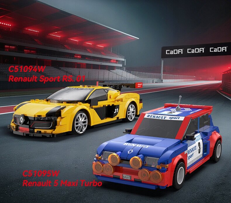 Na torze wyścigowym znajdują się dwa modele samochodów z klocków: żółty z napisem \'C51094W Renault Sport RS. 01\' oraz niebiesko-czerwony z napisem \'C51095W Renault 5 Maxi Turbo\'. W tle widoczna jest trybuna oraz tablica z napisem \'CaDA\'.