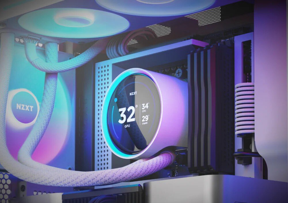 Chłodzenie wodne NZXT Kraken Elite 420 RGB Wnętrze obudowy komputera z widocznym okrągłym wyświetlaczem zamontowanym na procesorze, który pokazuje temperaturę układu graficznego oraz cieczy. Element otoczony jest podświetlanym pierścieniem, a obok znajdują się pionowe kości pamięci operacyjnej i przewody