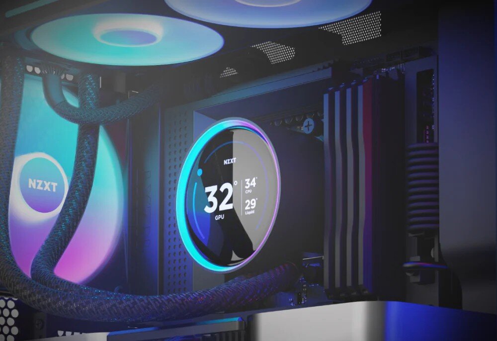Chłodzenie wodne NZXT Kraken Elite 420 RGB Wnętrze obudowy komputera z widocznym okrągłym wyświetlaczem zamontowanym na procesorze, który pokazuje temperaturę układu graficznego oraz cieczy. Element otoczony jest podświetlanym pierścieniem, a obok znajdują się pionowe kości pamięci operacyjnej i przewody