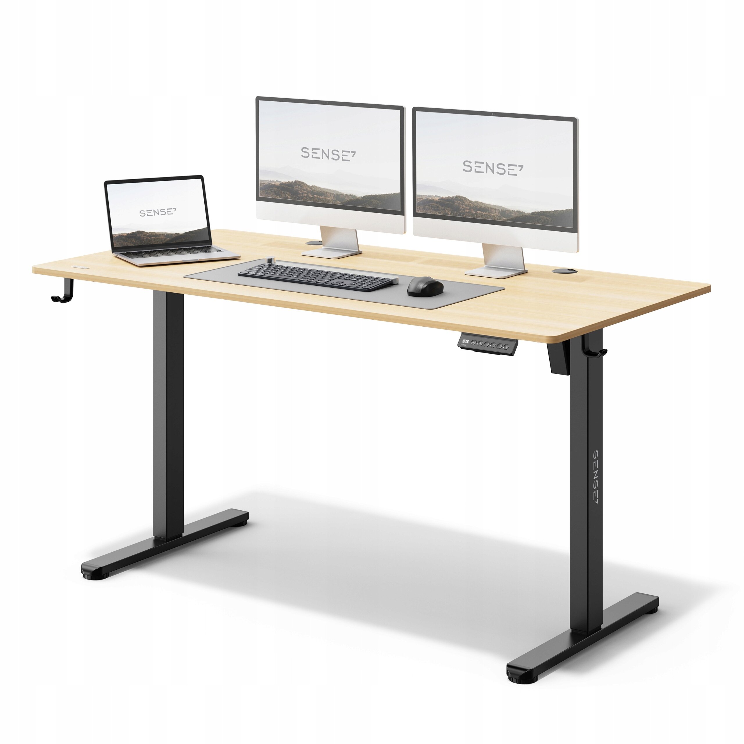 Biurko z jasnobrązowym blatem i czarnymi nogami, wyposażone w dwa monitory, laptop, klawiaturę i mysz. Na ekranach widoczny jest napis \'SENSE7\'.