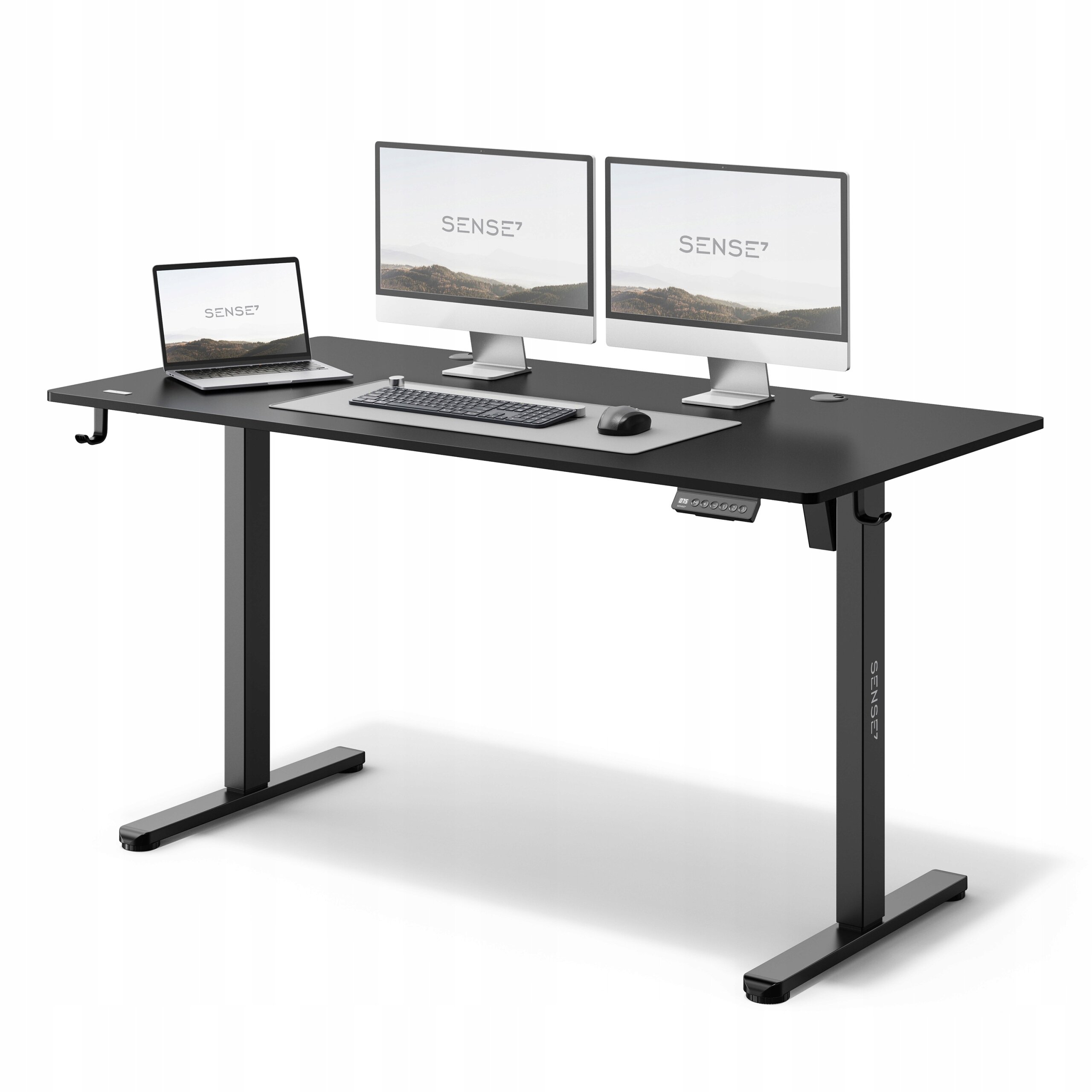 Czarne biurko z elektryczną regulacją wysokości, na którym znajdują się dwa monitory, laptop, klawiatura i myszka. Na ekranach widoczny jest napis \'SENSE7\'.