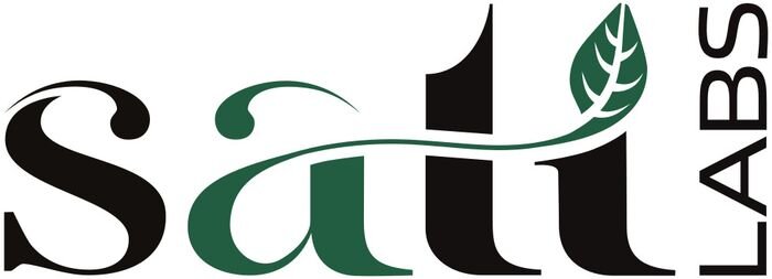 Logo z napisem \'Sati Labs\', gdzie litera \'t\' jest stylizowana na zielony liść.