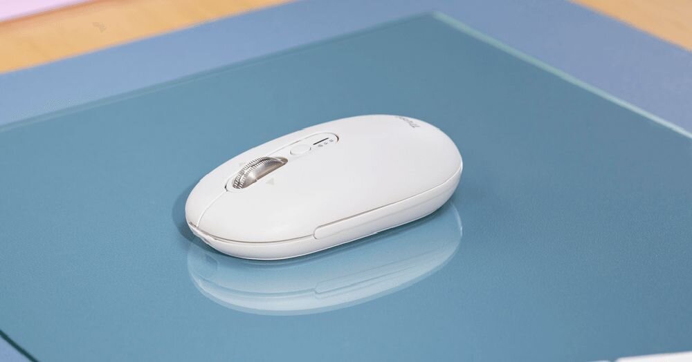 TRUST Seron Wbudowany akumulator 3 miesięcy pracy kabla USB-A do USB-C 90 cm - zbliżenie na mysz na biurku