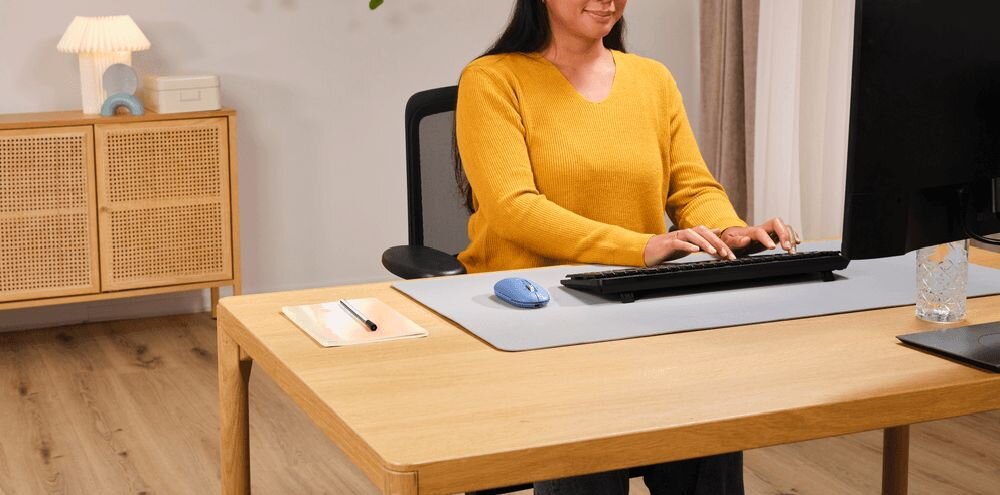 TRUST Seron bezprzewodowego odbiornika 2.4 GHz USB-C adaptera USB-C do USB-A niezależnych połączeń Bluetooth przyciskowi przełączania - mysz na jasnozielonej podkładce na drewnianym biurku