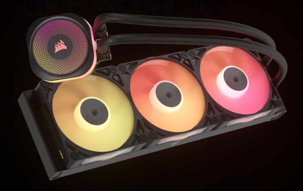Na obrazie widoczny jest system chłodzenia z trzema wentylatorami, każdy z nich podświetlony w różnych kolorach: żółtym, pomarańczowym i różowym. Na elemencie chłodzenia znajduje się logo producenta w kształcie żagla.