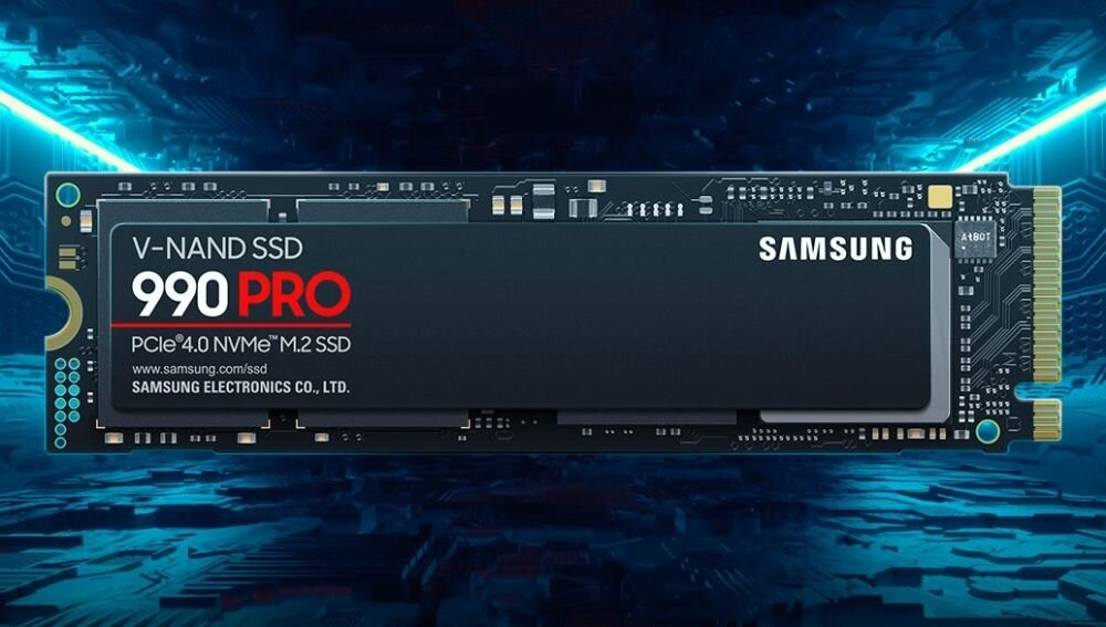 Obraz przedstawia dysk SSD z napisem \'V-NAND SSD 990 PRO PCIe 4.0 NVMe M.2 SSD\' oraz logo \'SAMSUNG\'. W tle widoczny jest abstrakcyjny, technologiczny wzór.