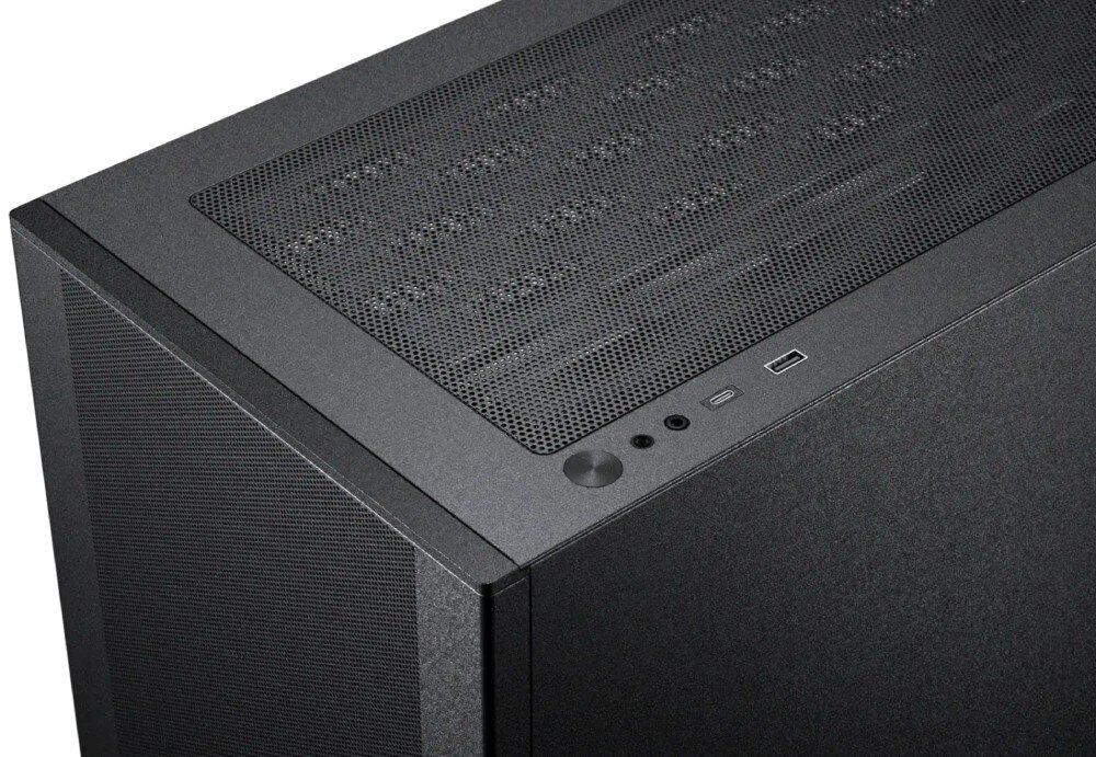 Obudowa komputera w kolorze czarnym z perforowanym panelem górnym. Na panelu znajdują się przyciski i porty, w tym USB i audio.