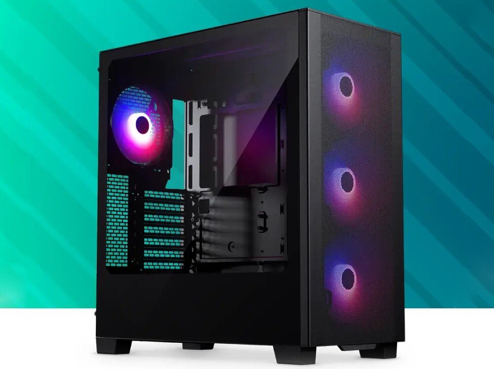 Obudowa komputera z przezroczystym panelem bocznym, wewnątrz widoczny wentylator z podświetleniem RGB. Na przednim panelu znajdują się trzy podświetlane wentylatory.