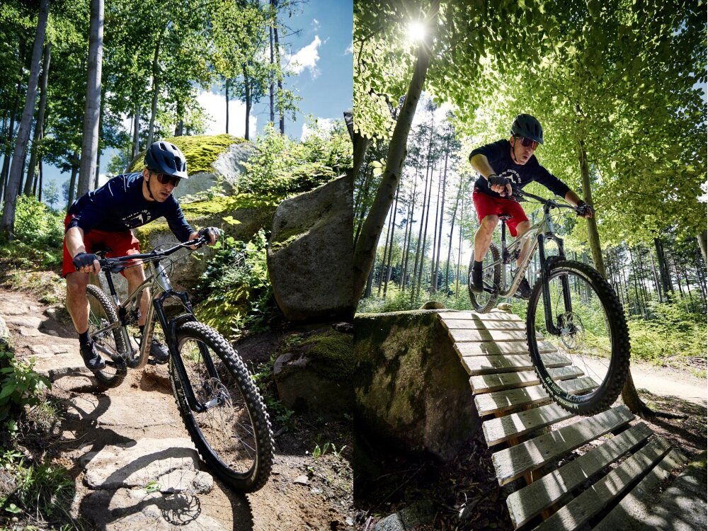 Rower górski MTB ROMET Dagger 2 29180130-B U18 29 cali Szaro-czarny dwa ujęcia osoba na obu zdjęciach jedzie na rowerze w kasku po drodze w lesie na jednym ze zdjęć zjeżdża po drewnianym mostku na drugim jedzie drogą leśną drzewa niebo przygoda środek transportu pasja sport