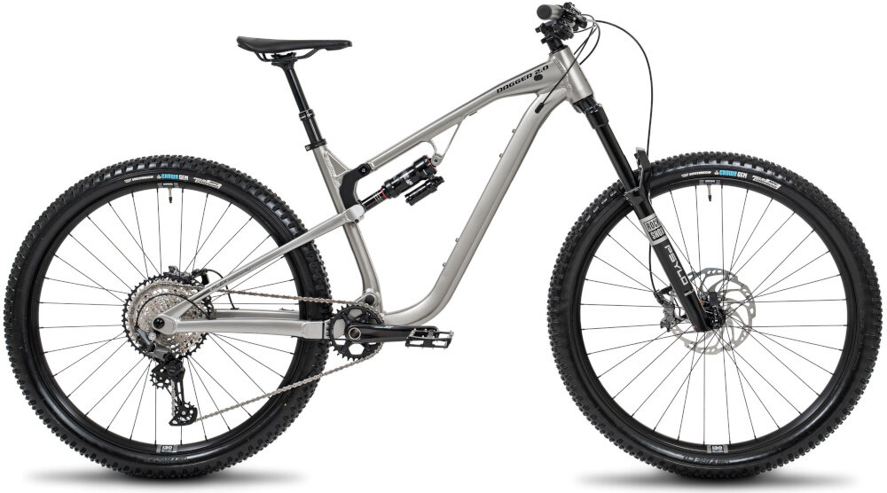 Rower górski MTB ROMET Dagger 2 29180130-B U18 29 cali Szaro-czarny rower na białym tle widoczny z boku rowery MTB „góral” dla sportowców uniwersalny dla amatorów zwrotny łatwo wchodzący w zakręty do użytku w mieście za miastem w lesie na łatwym i trudnym górskim szlaku w niezbyt grząskim błocie nie za głębokim piachu