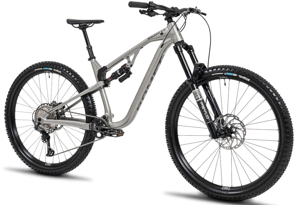 Rower górski MTB ROMET Dagger 2 29180130-B U18 29 cali Szaro-czarny rower na białym tle widoczny od przodu pod skosem komfort jazdy odpowiednia kontrola nad rowerem 18-calowa, aluminiowa rama rower jest zwinny lekki waga 15 kg łatwo go podnieść odporność na korozję wybór rozmiaru ramy wzrost mierzony w zrelaksowanej pozycji typ roweru dla osób o wzroście od 171 do 176 cm