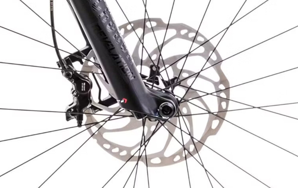 Rower górski MTB ROMET Dagger 2 29170129-B U17 29 cali Szaro-czarny zbliżenie na tarczę hamulcową białe tło podstawa bezpieczeństwa hamulce tarczowe hydrauliczne duża siła hamowania sprawdzają się w każdych warunkach pogodowych i na każdej trasie płyn hamulcowy z przodu i z tyłu podwójny pakiet bezpieczeństwa