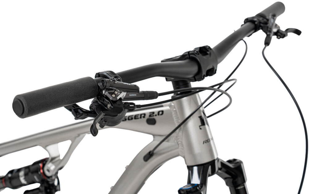 Rower górski MTB ROMET Dagger 2 29170129-B U17 29 cali Szaro-czarny kierownica na białym tle widoczna lekko pod skosem od przodu szeroka kierownica marki SATORI Deviant o szerokości 780 mm i średnicy mocowania 31,8 mm stabilniejsze prowadzenie w terenie większa kontrola nad rowerem ułatwia precyzyjne manewrowanie poprawia pewność jazdy krótki mostek SATORI typu Ursa o długości 50 mm i średnicy mocowania 31,8 mm