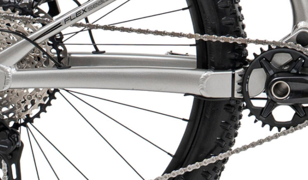 Rower górski MTB ROMET Dagger 2 29160128-B U16 29 cali Szaro-czarny zbliżenie na łańcuch widok bokiem stalowy łańcuch marki ROMET odpowiednia konstrukcja ogniw wspiera płynną współpracę z kasetą i zębatkami bardziej równomierne przenoszenie mocy mniejsze zużycie pozostałych elementów napędu