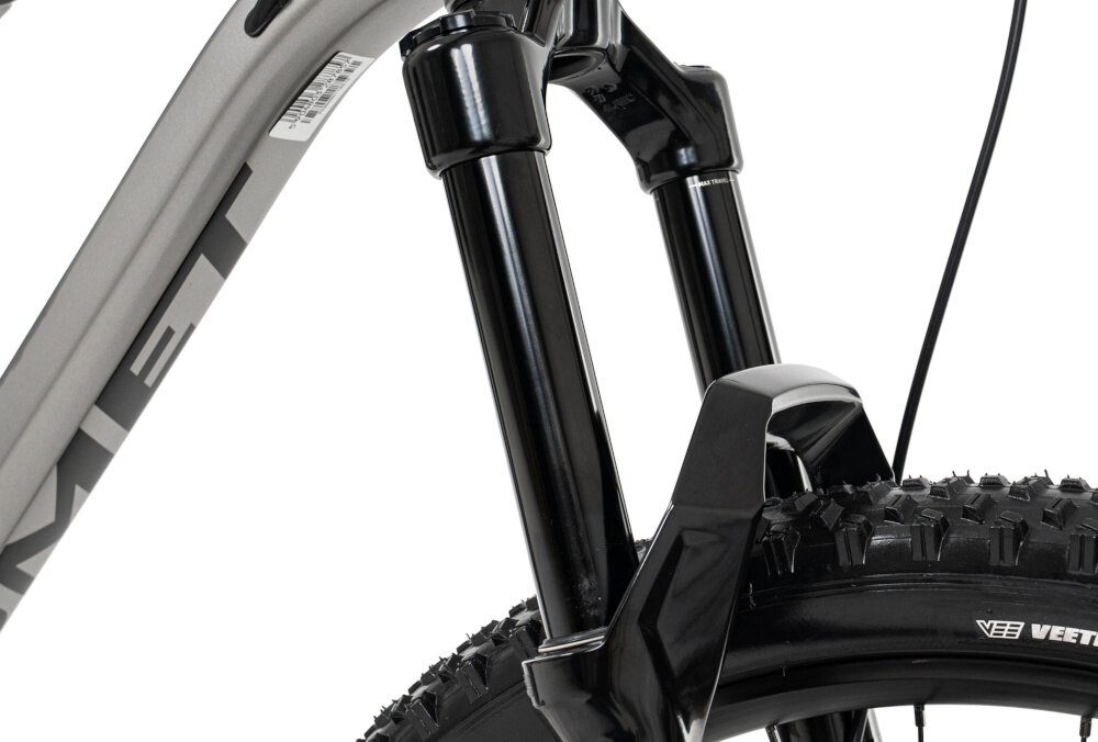 Rower górski MTB ROMET Dagger 2 29160128-B U16 29 cali Szaro-czarny białe tło zbliżenie na przedni amortyzator full rower z pełną amortyzacją przedni amortyzator ROCK SHOX Revelation RC Debon AIR BOOST o skoku 150 mm tylny damper ROCK SHOX Super Delux Ultimate RCT Debon Air 210 x 55 mm ogranicza odczuwanie nierówności większa stabilność poprawia kontrolę na technicznych trasach i ułatwia utrzymanie przyczepności