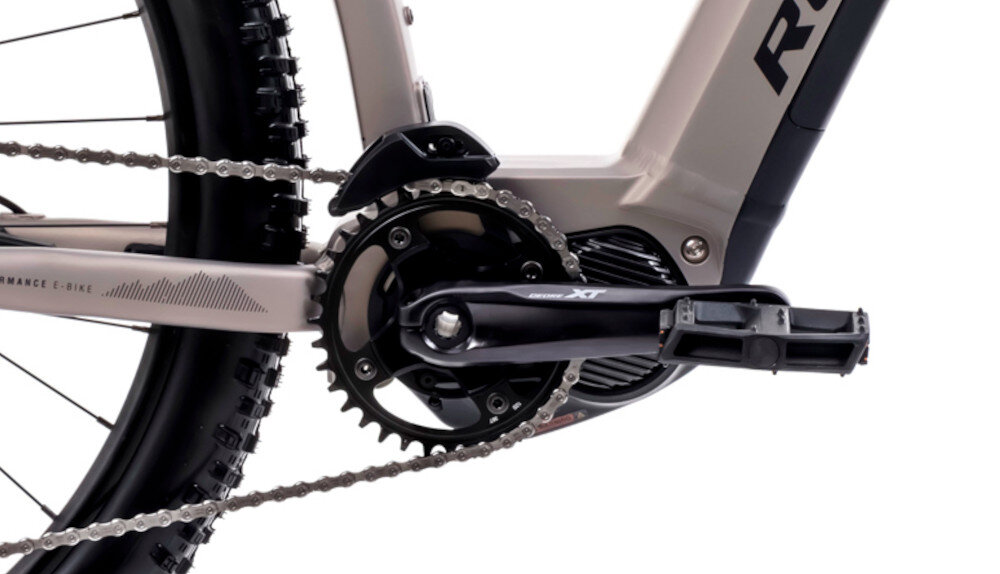 Rower elektryczny ROMET E-Monsun 2.0 29201884-B U20 29 cali Szampański zbliżenie na silnik wytrzymały, bezszczotkowy silnik marki SHIMANO silnik o mocy 250 W cicha i wydajna praca umiejscowienie centralnie