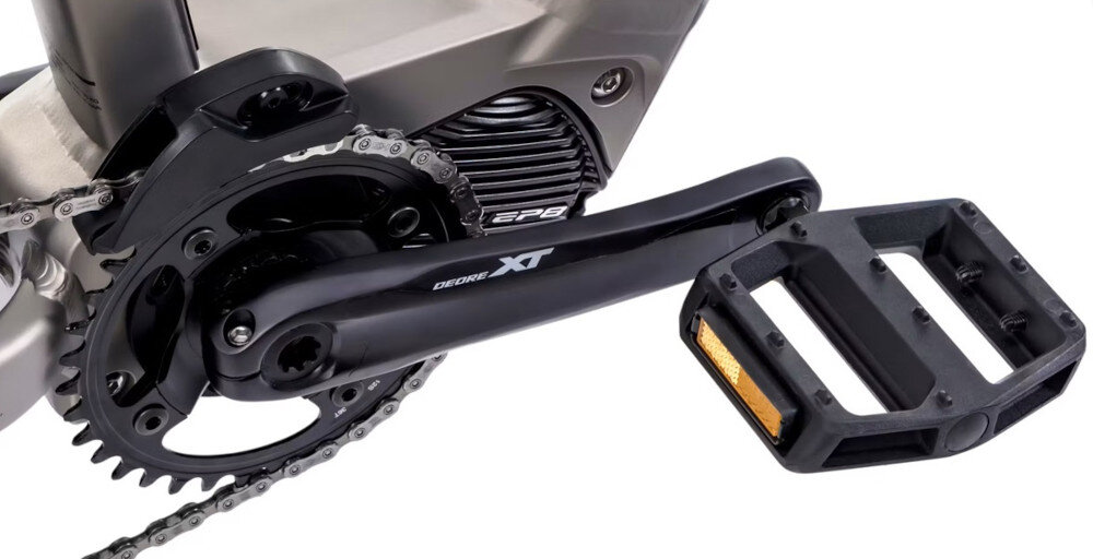Rower elektryczny ROMET E-Monsun 2.0 29201884-B U20 29 cali Szampański zbliżenie na korbę i kasetę korba SHIMANO typu SM-CRE80-B typu 36T o długości 170 mm kaseta SHIMANO typu SLX CS-M7100-12 10-45T płynna i elastyczna jazda szeroki zakres przełożeń komfortowa kadencja na prostych odcinkach lepsza kontrola nad rowerem większa efektywność pedałowania