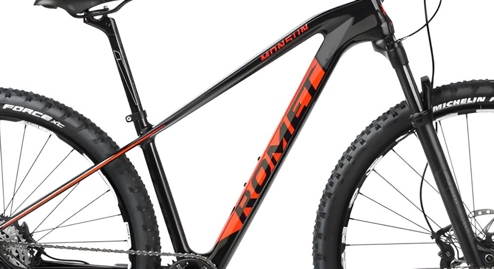 Czarny rower górski z pomarańczowym napisem \'ROMET\' na ramie. Opony mają widoczne napisy \'FORCE XC\' i \'MICHELIN\'.