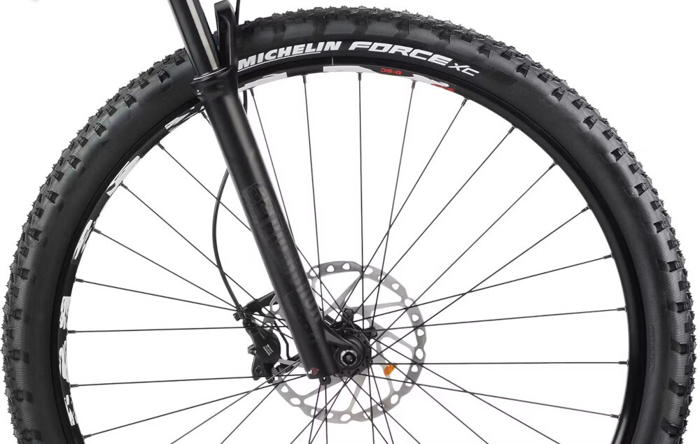 Zdjęcie przedstawia przednie koło roweru górskiego z widoczną oponą Michelin Force XC i tarczą hamulcową.