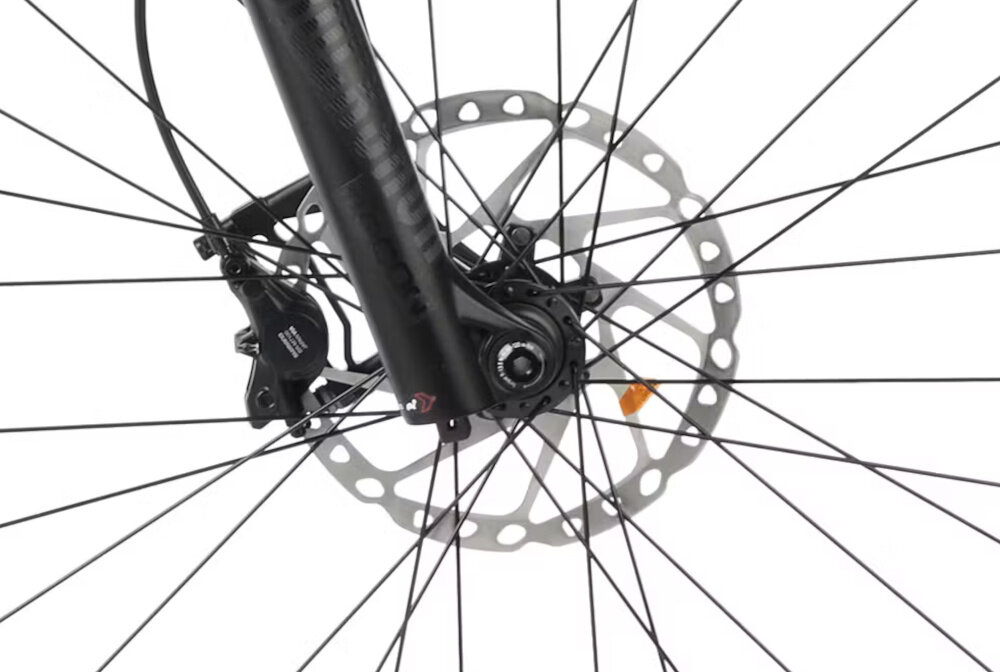 Zbliżenie na przednie koło roweru z widocznym hamulcem tarczowym i szprychami. Na widocznej części widnieje napis \'RockShox\'.