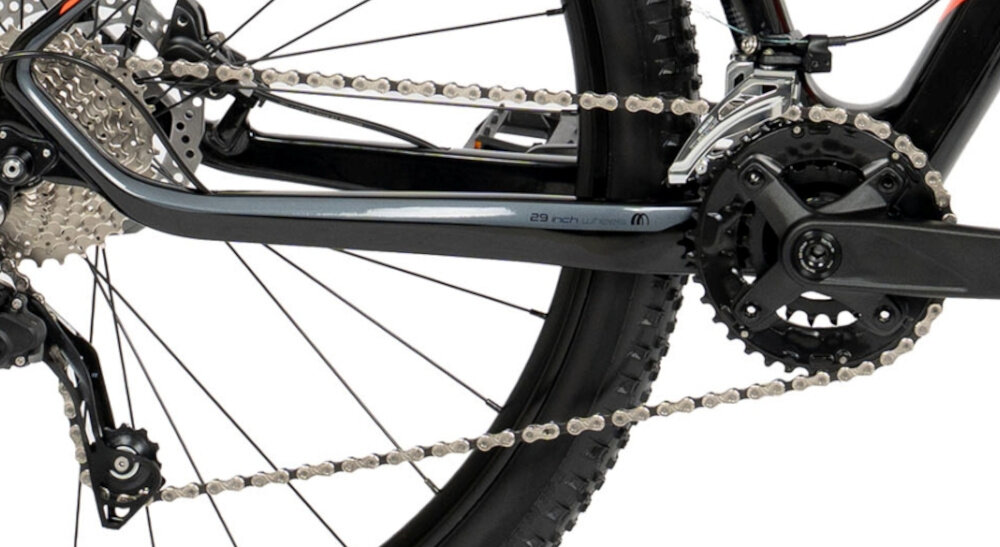 Zdjęcie przedstawia część roweru górskiego z widocznym mechanizmem napędowym, łańcuchem i zębatkami. Na ramie znajduje się napis \'29 inches\'.