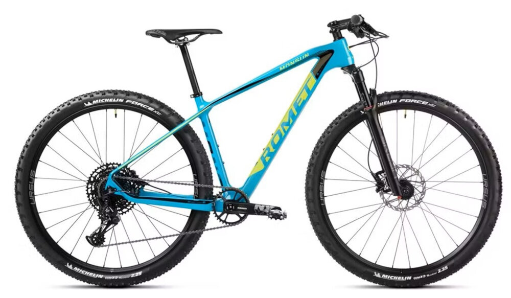 Rower górski MTB ROMET Monsun 2 29150135-A U15 29 cali Turkusowy rower na białym tle widoczny z boku rowery MTB „góral” kontrola trwałość pewność prowadzenia geometria MTB wspiera stabilną pozycję za kierownicą ułatwia manewrowanie duży komfort jazdy