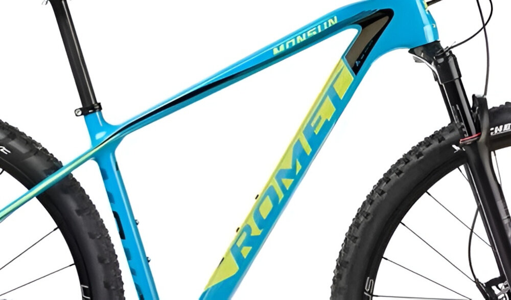 Rower górski MTB ROMET Monsun 2 29150135-A U15 29 cali Turkusowy zbliżenie na ramę białe tło widok z boku 15-calowa, karbonowa rama niska waga roweru 12,1 kg odpowiednia sztywność wybór rozmiaru ramy Twój wzrost mierzony w zrelaksowanej pozycji typ roweru dla osób o wzroście od 154 do 165 cm