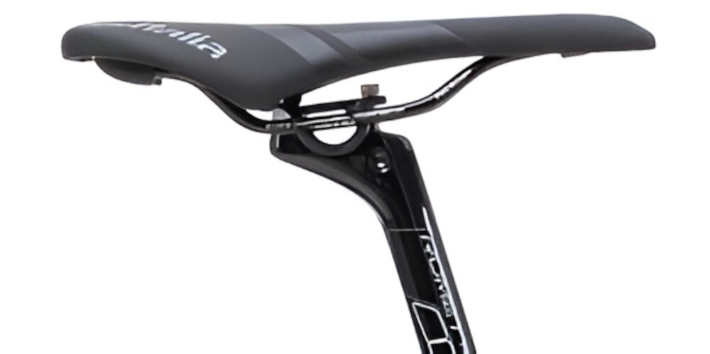 Rower górski MTB ROMET Monsun 2.0 29211345-A U21 29 cali Turkusowy siodełko na białym tle widok z boku siodełko SELLE ITALIA typu X-Base ergonomiczna konstrukcja aluminiowa sztyca siodełka RMT Components o średnicy 27,2 mm i długości 350 mm stabilne podparcie możliwość precyzyjnego dopasowania wysokości siedziska