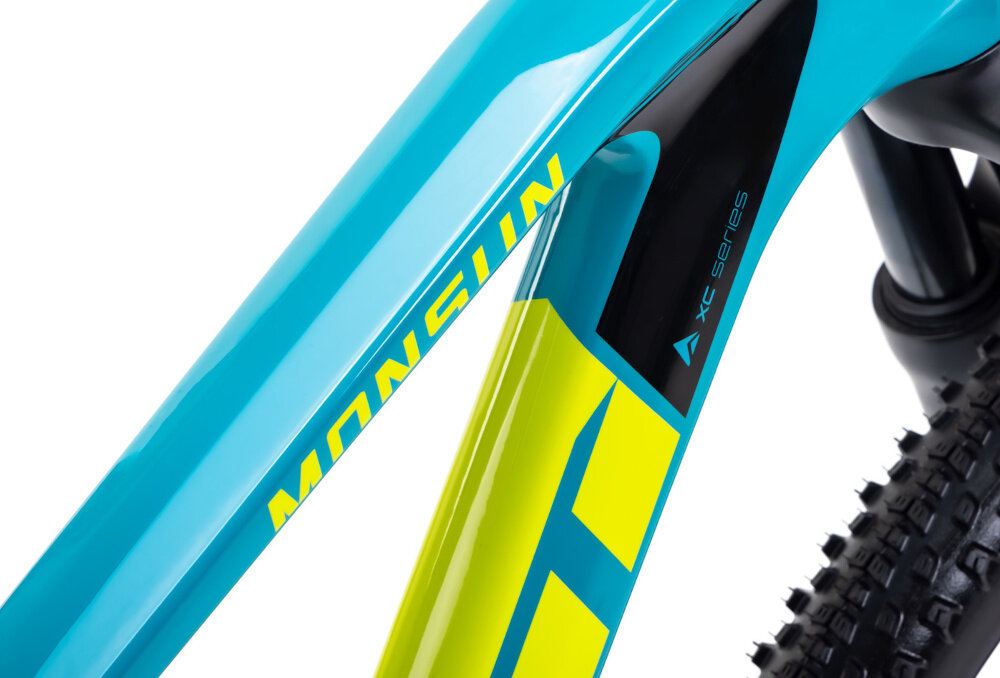 Rower górski MTB ROMET Monsun 2.0 29211345-B U21 29 cali Turkusowy zbliżenie na ramę białe tło widok z góry 21-calowa, karbonowa rama niska waga roweru 15 kg odpowiednia sztywność wybór rozmiaru ramy Twój wzrost mierzony w zrelaksowanej pozycji typ roweru dla osób o wzroście od 180 do 190 cm