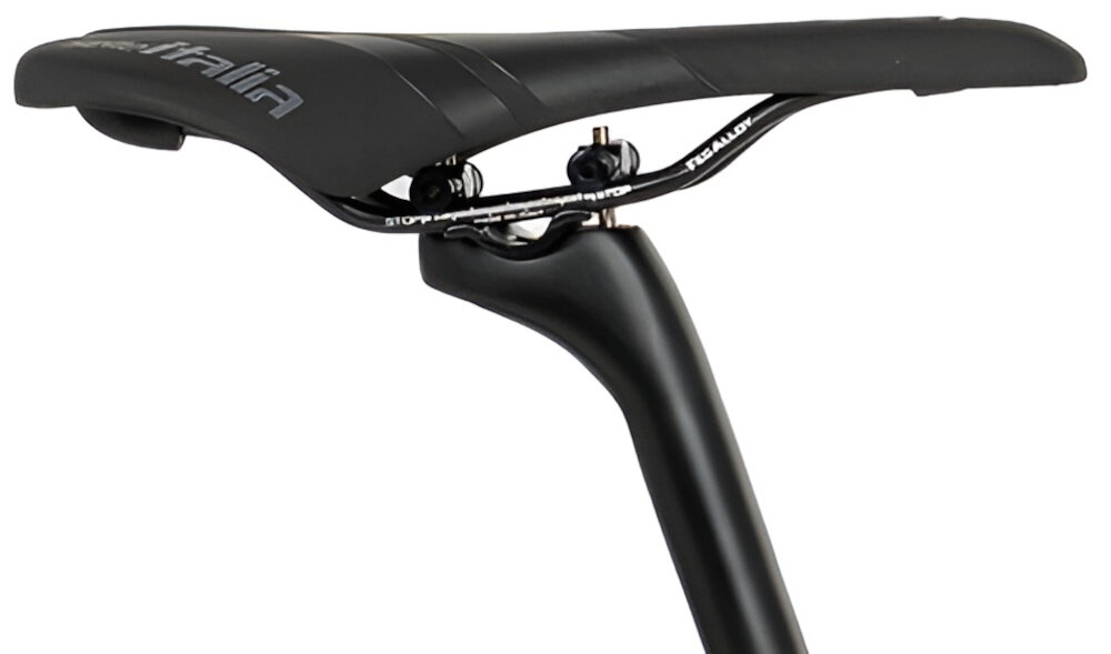 Czarne siodełko rowerowe z widocznym logo \'Selle Italia\' na górze oraz elementami mocującymi w kolorze czarnym i srebrnym.