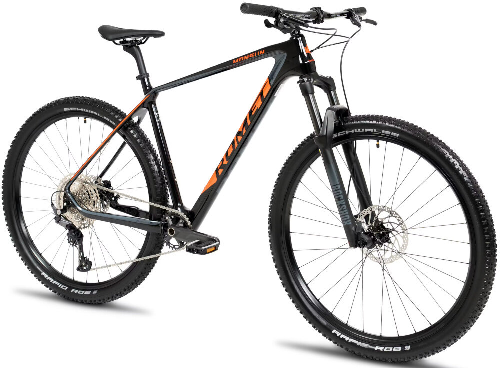 Czarny rower górski z pomarańczowymi akcentami i napisem \'ROMET\' na ramie. Opony mają widoczny napis \'SCHWALBE\' i \'RAPID ROB\'.