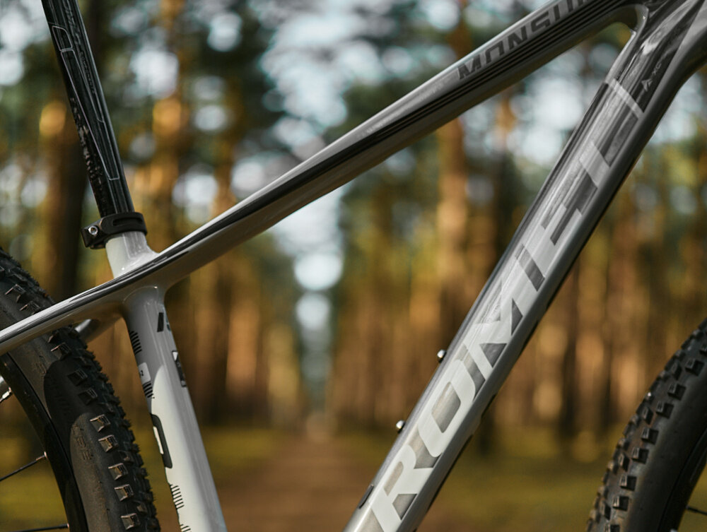 Rower górski MTB ROMET Monsun 3.1 29152260-B U15 29 cali Szary rozmazane tło las zbliżenie na ramę 15-calowa, karbonowa rama niska waga roweru 16 kg odpowiednia sztywność wybór rozmiaru ramy Twój wzrost mierzony w zrelaksowanej pozycji typ roweru dla osób o wzroście od 154 do 165 cm