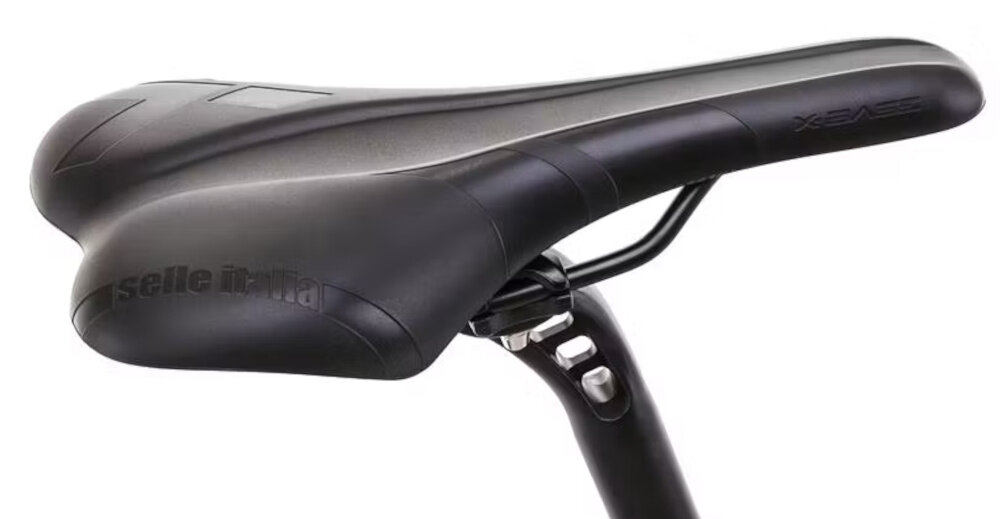 Czarne siodełko rowerowe z napisem \'Selle Italia\' i oznaczeniem \'X-Base\'.