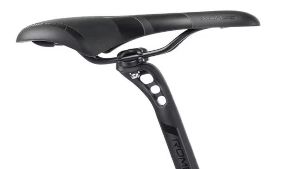 Rower górski MTB ROMET Mustang Evo 1 U19 29 cali Czarno-czerwony zbliżenie na siodełko widok z boku białe tło siodełko SELLE ROYAL typu X-Base ergonomiczna konstrukcja dopasowuje się do pozycji użytkownika aluminiowa sztyca siodełka ROMET o średnicy 27,2 mm i długości 350 mm stabilne podparcie możliwość precyzyjnego dopasowania wysokości siedziska