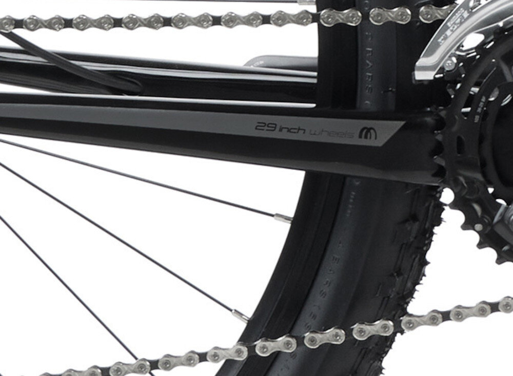 Rower górski MTB ROMET Mustang Evo 1 U19 29 cali Czarno-czerwony zbliżenie na łańcuch widok pod skosem stalowy łańcuch marki ROMET odpowiednia konstrukcja ogniw wspiera płynną współpracę z kasetą i zębatkami bardziej równomierne przenoszenie mocy mniejsze zużycie pozostałych elementów napędu