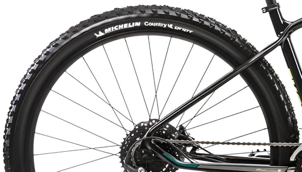 Część tylnego koła roweru górskiego z widoczną oponą Michelin Country Grip\'R i tarczą hamulcową.