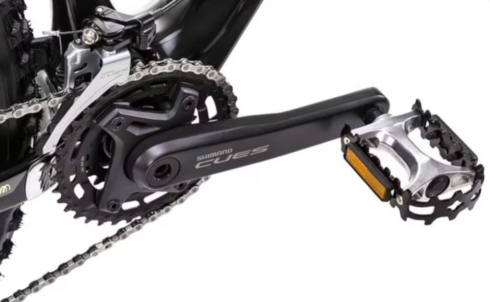 Zbliżenie na mechanizm korbowy roweru z widocznym napisem \'shimano cues\'.