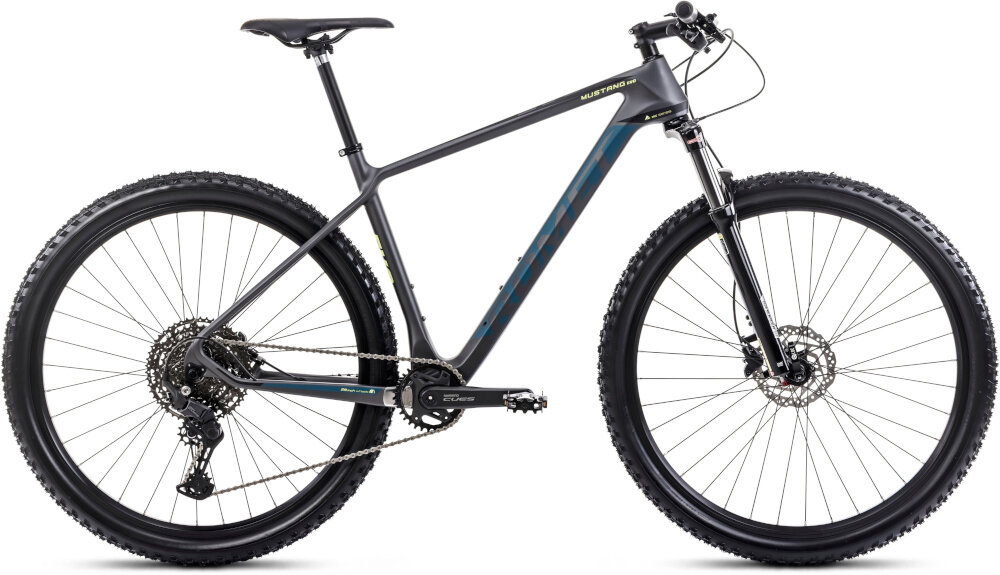Rower górski MTB ROMET Mustang Evo 2 CS 29150155-B U15 29 cali Grafitowo-granatowy rower na białym tle widoczny z boku rozmazane tło jazda na rowerze pasja hobby